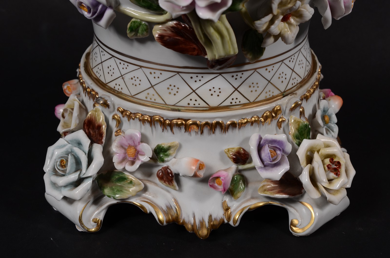 Potiche de porcelana europeia ricamente decorada com flores e... - foto 7 de 10