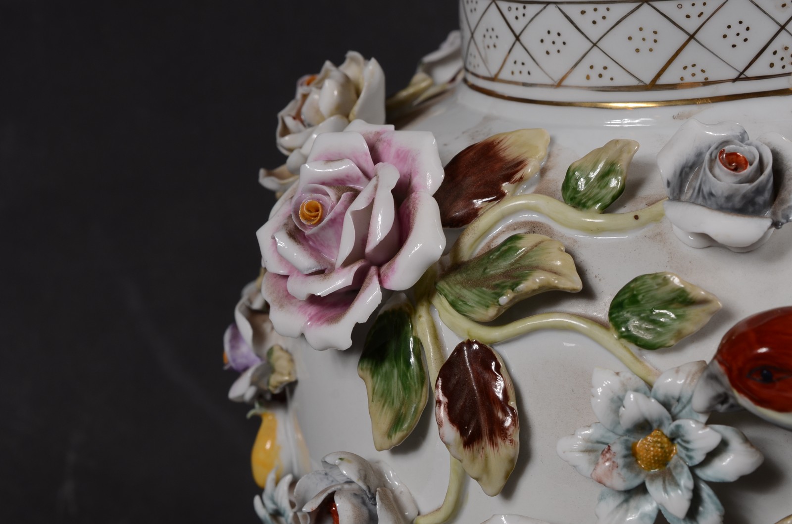 Potiche de porcelana europeia ricamente decorada com flores e... - foto 8 de 10