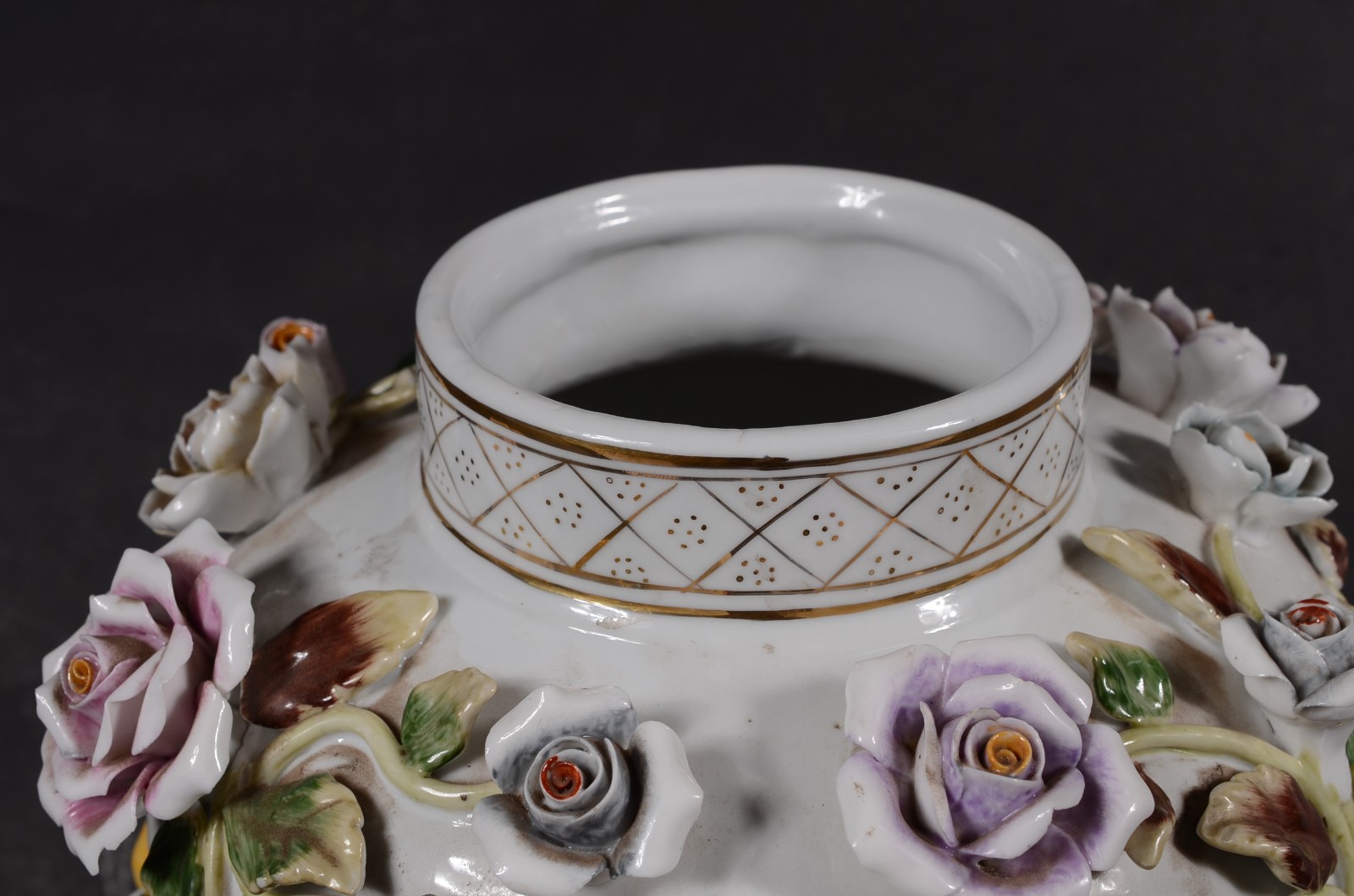 Potiche de porcelana europeia ricamente decorada com flores e... - foto 9 de 10