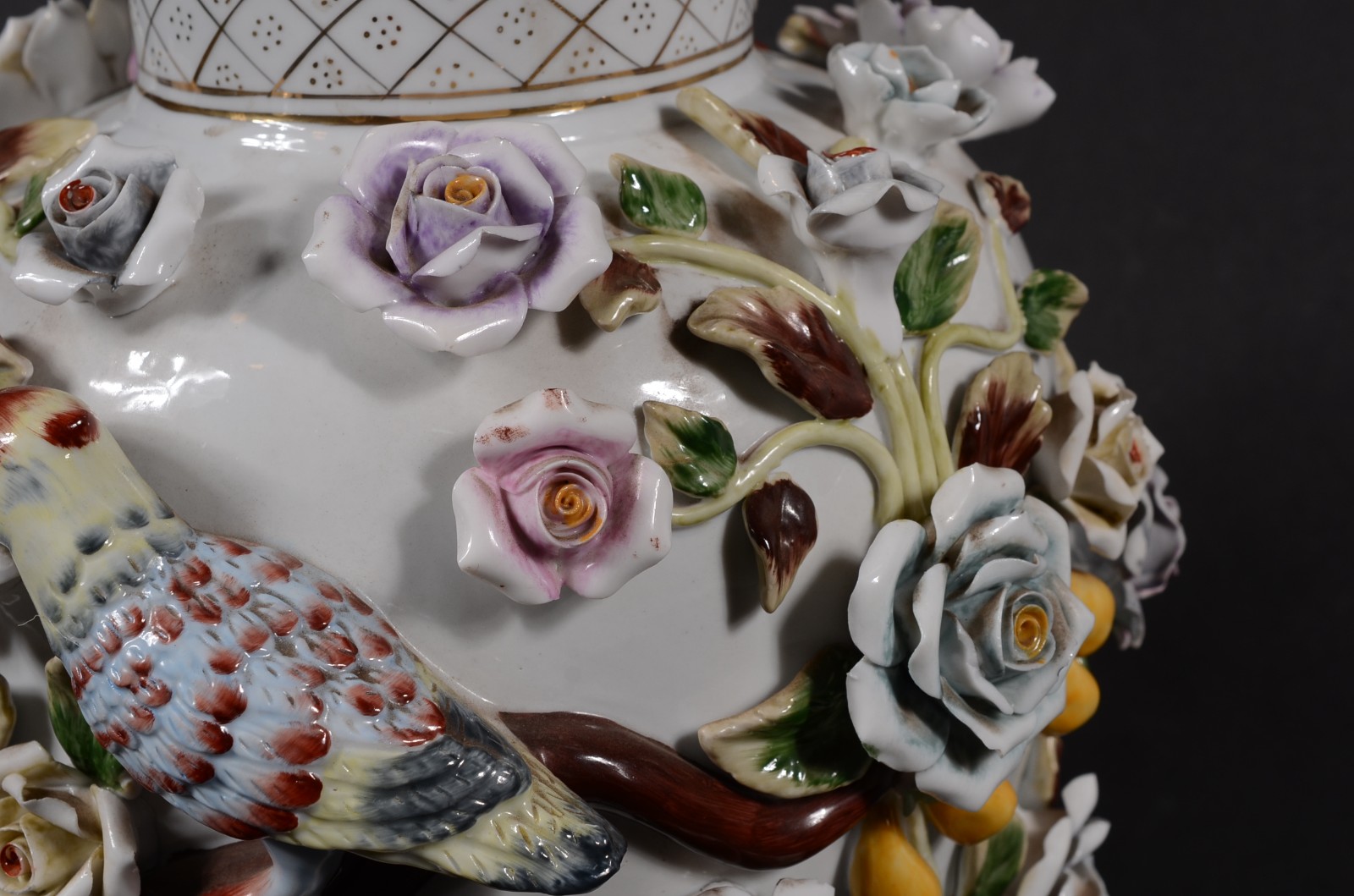Potiche de porcelana europeia ricamente decorada com flores e... - foto 10 de 10