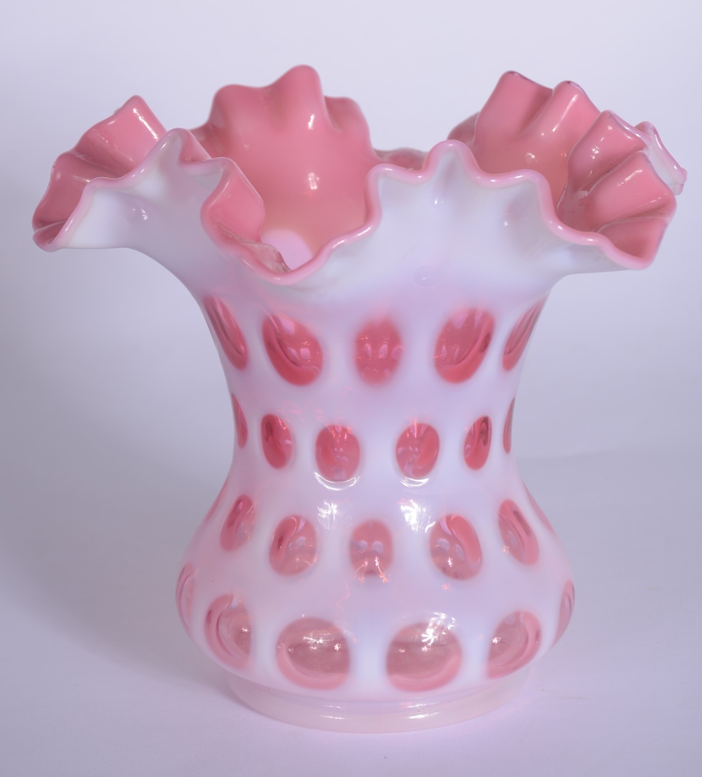 Vaso de cristal overlay na cor rosa e branco, borda feitio babado. - foto 1 de 4