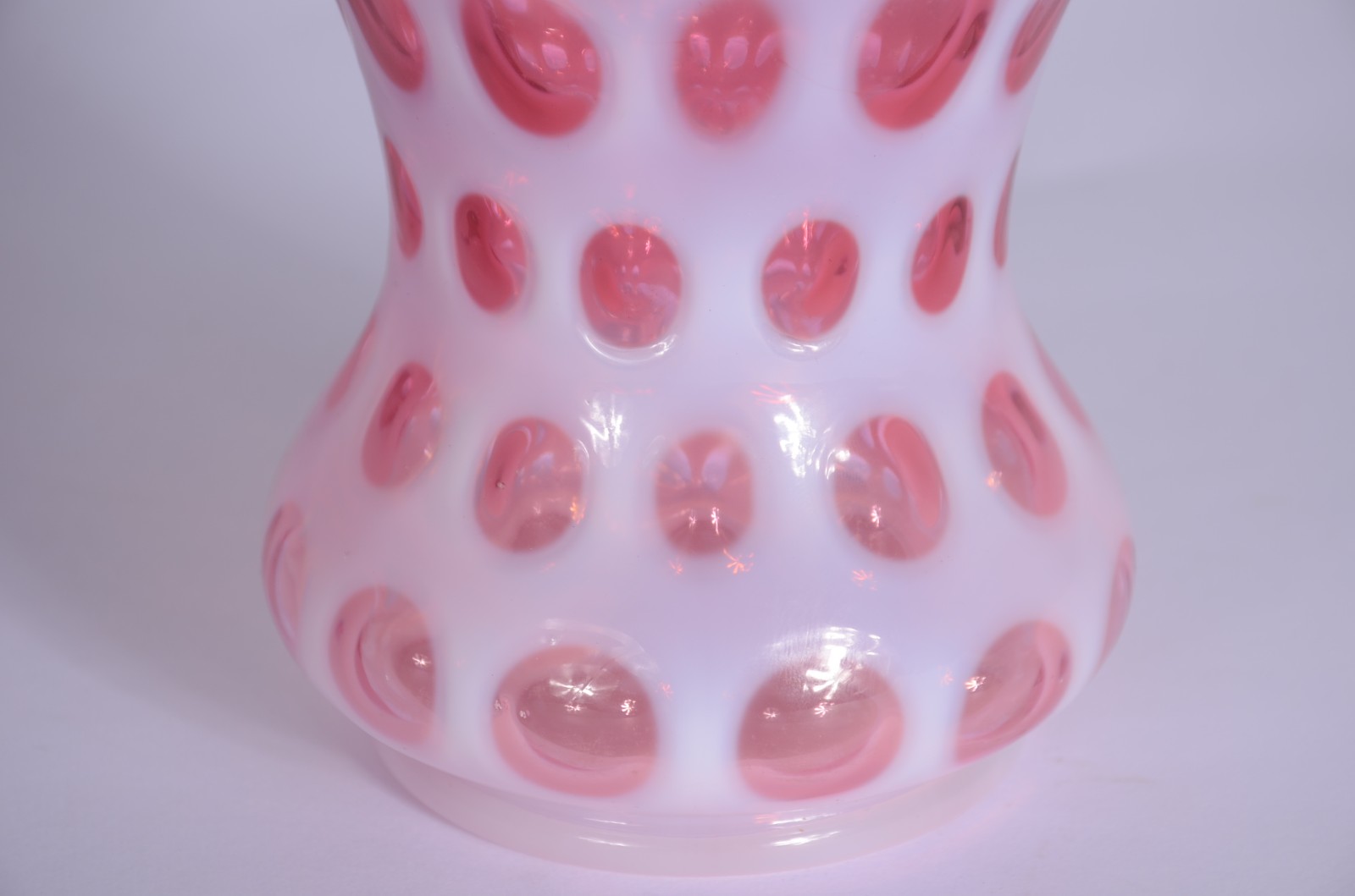 Vaso de cristal overlay na cor rosa e branco, borda feitio babado. - foto 2 de 4