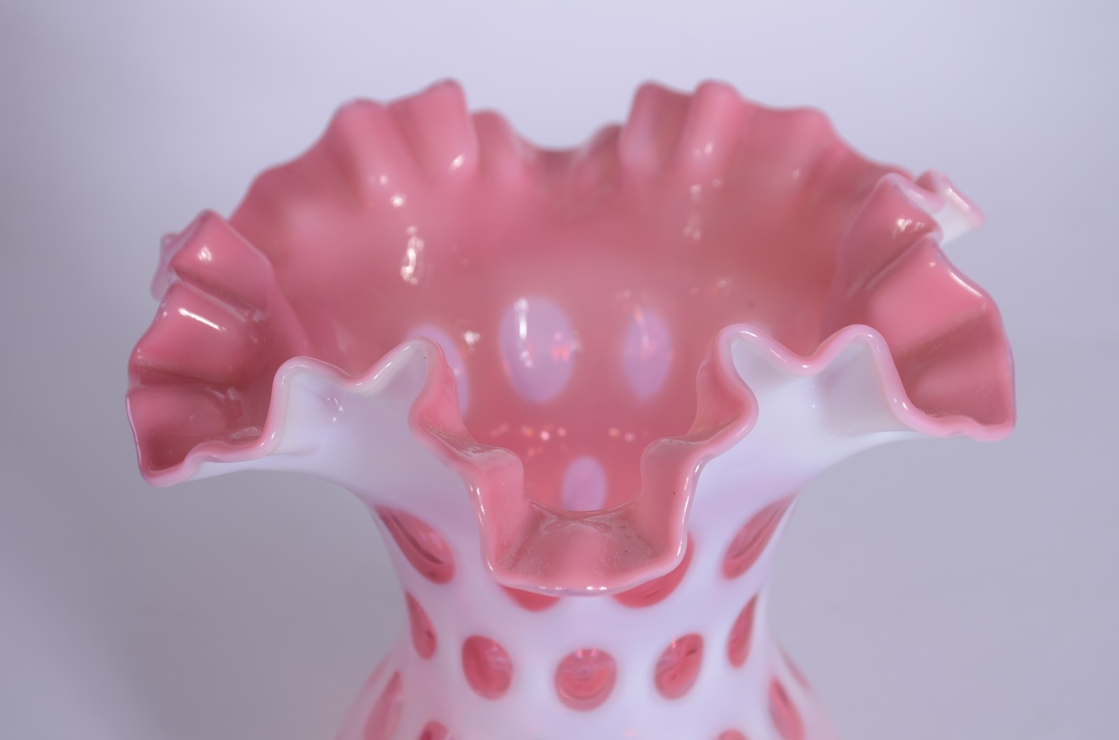 Vaso de cristal overlay na cor rosa e branco, borda feitio babado. - foto 3 de 4