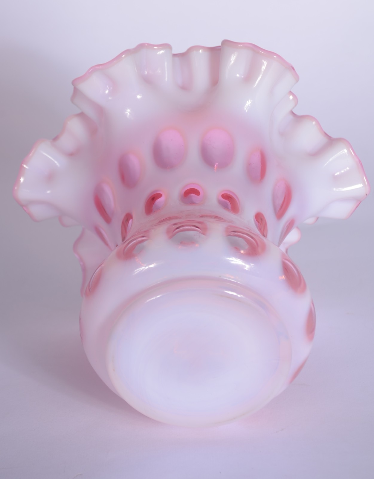 Vaso de cristal overlay na cor rosa e branco, borda feitio babado. - foto 4 de 4