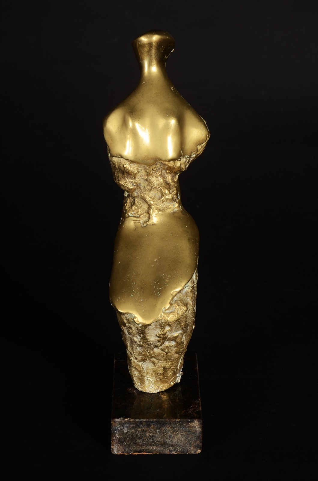 Escultura de bronze representando figura feminina, possivelmente... - foto 2 de 6