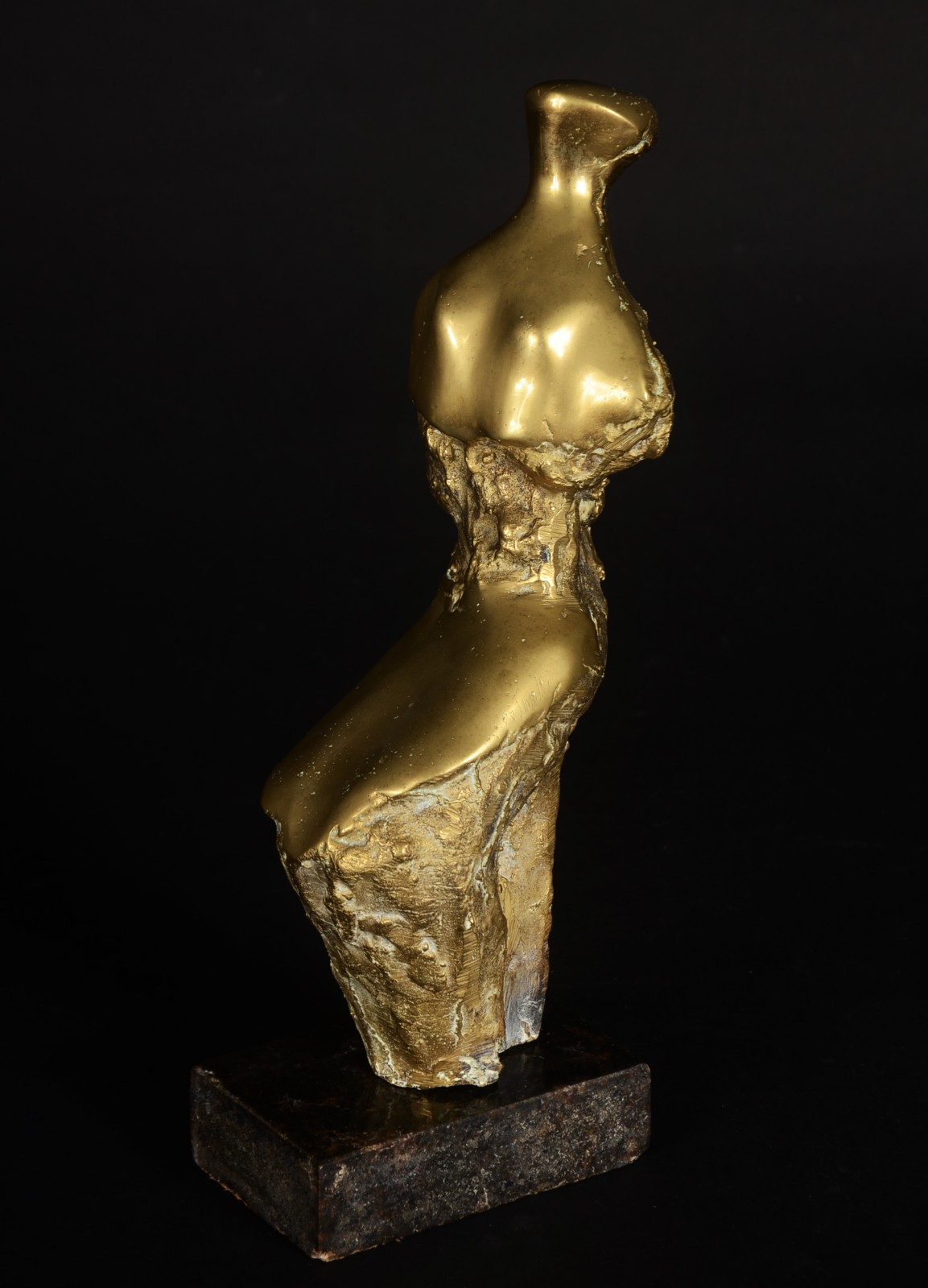 Escultura de bronze representando figura feminina, possivelmente... - foto 1 de 6