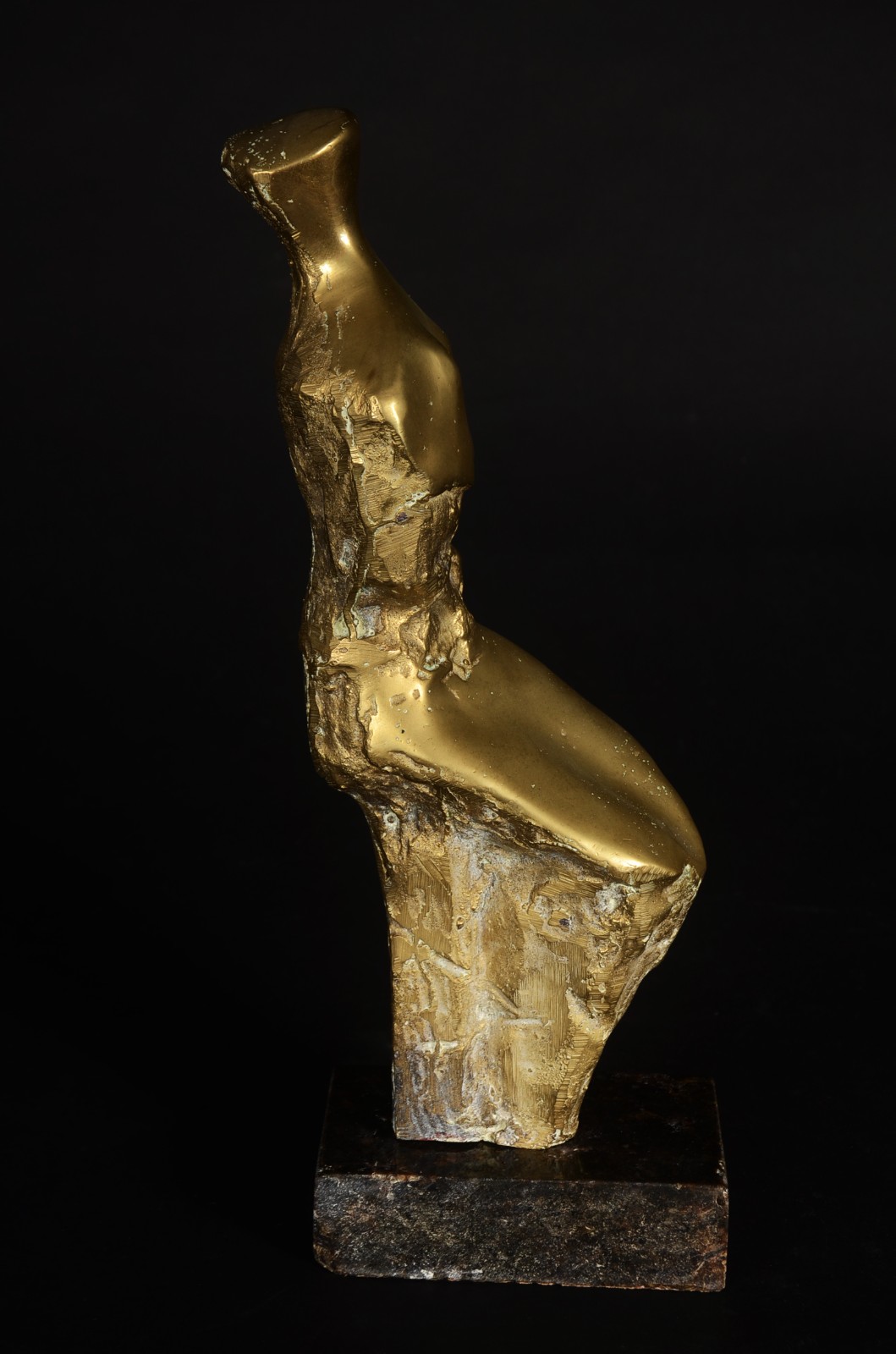Escultura de bronze representando figura feminina, possivelmente... - foto 3 de 6