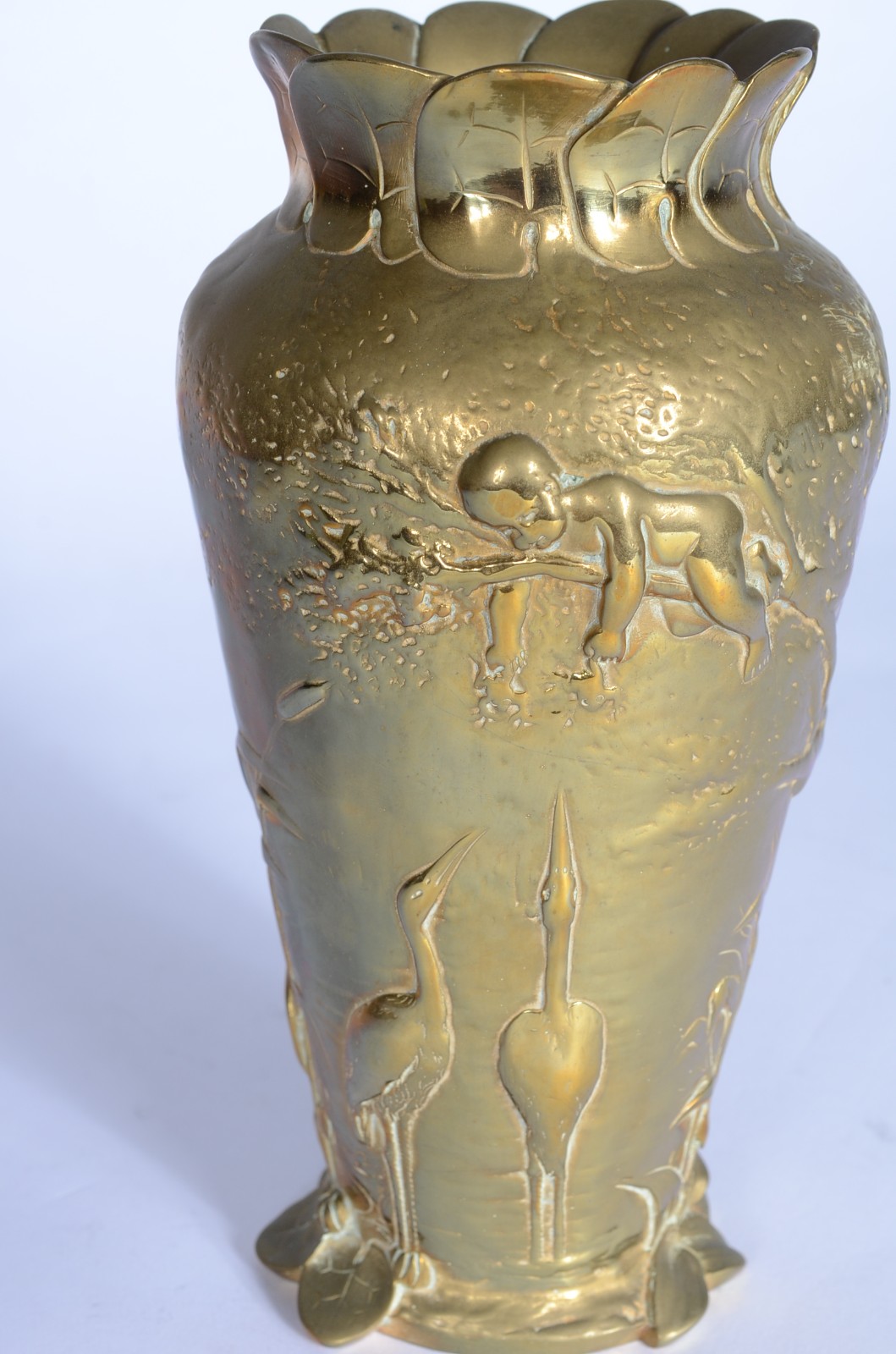 Vaso de bronze dourado Art Nouveau, decorado com paisagem costeira... - foto 4 de 8