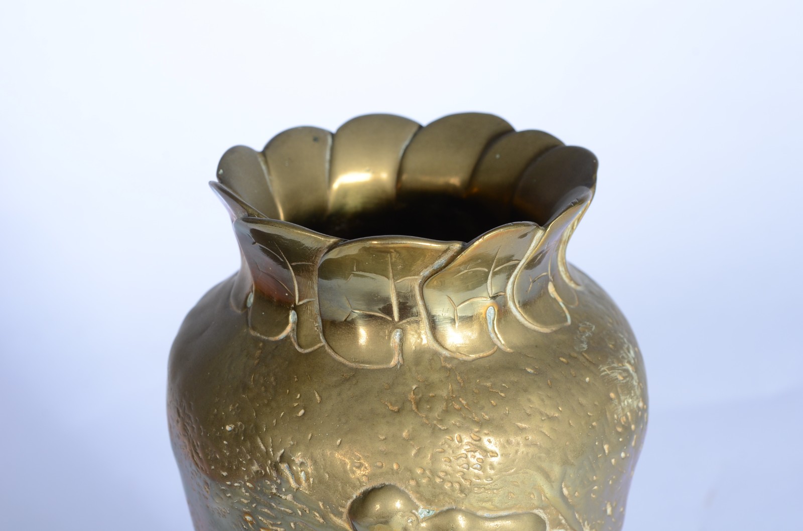 Vaso de bronze dourado Art Nouveau, decorado com paisagem costeira... - foto 5 de 8