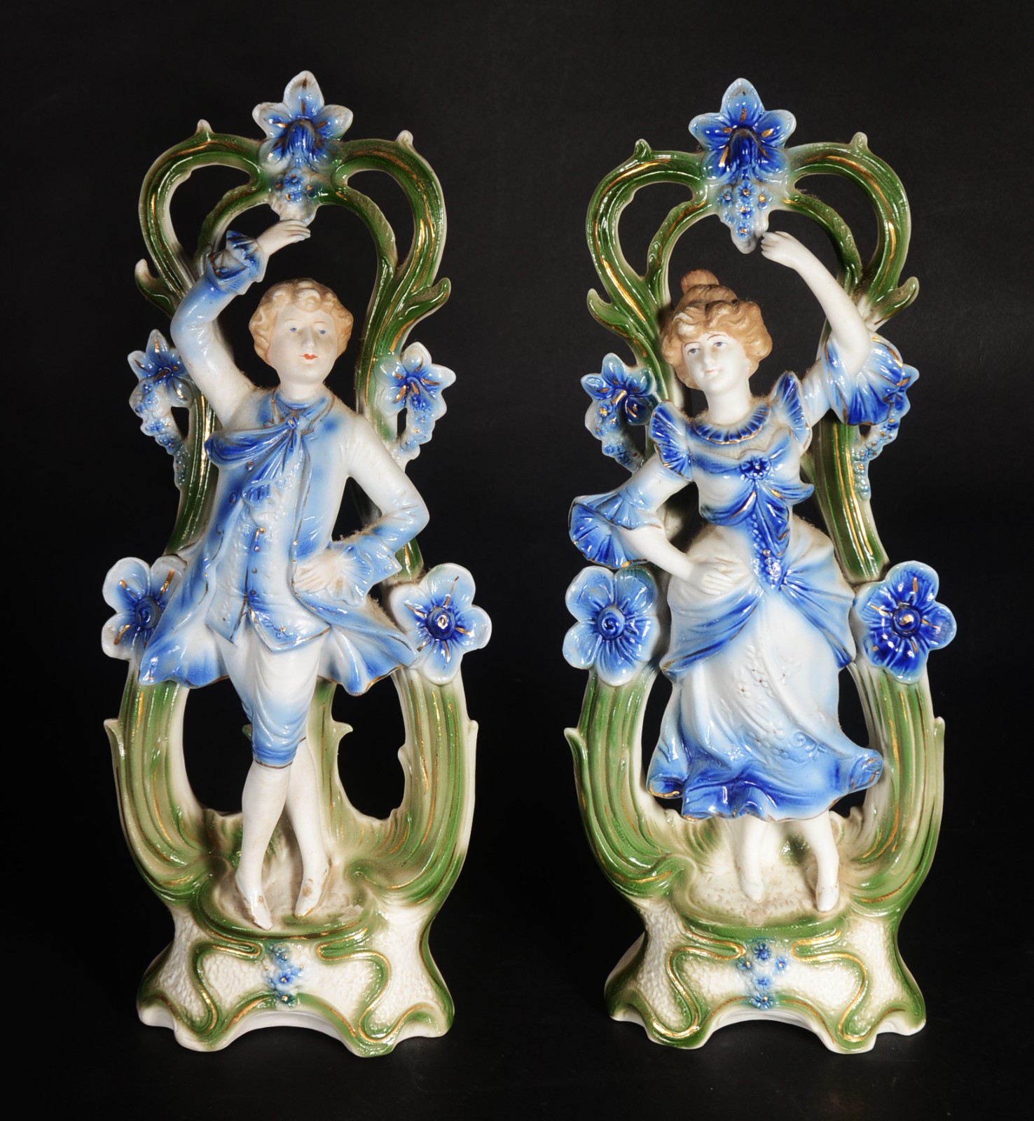 Par de esculturas de porcelana policromada com figuras de casal de... - foto 1 de 6