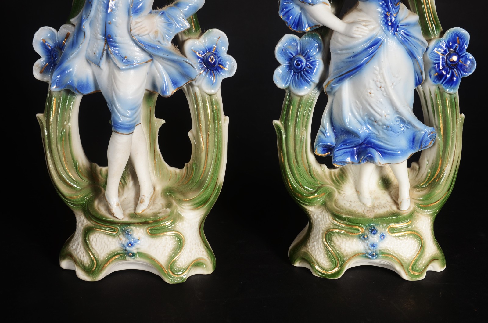 Par de esculturas de porcelana policromada com figuras de casal de... - foto 2 de 6