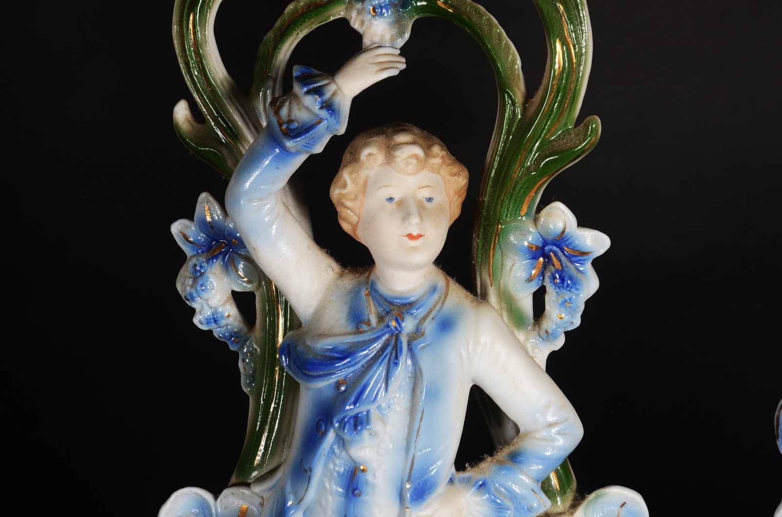 Par de esculturas de porcelana policromada com figuras de casal de... - foto 3 de 6