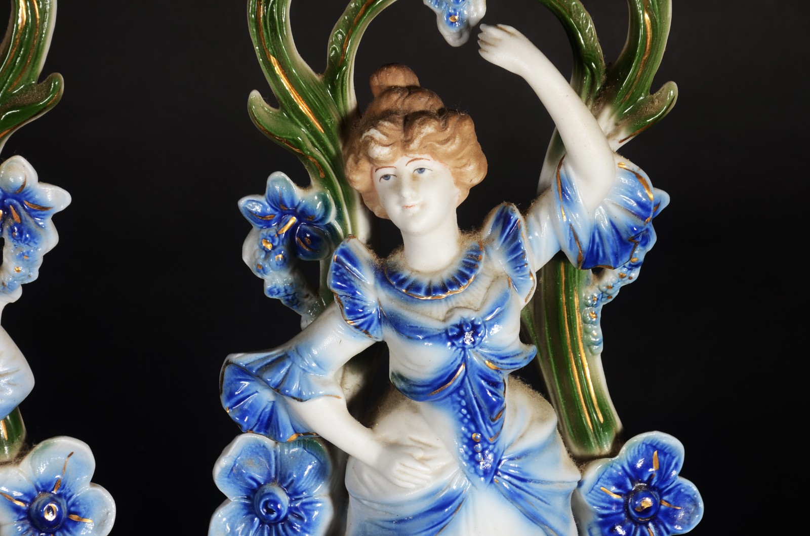 Par de esculturas de porcelana policromada com figuras de casal de... - foto 4 de 6
