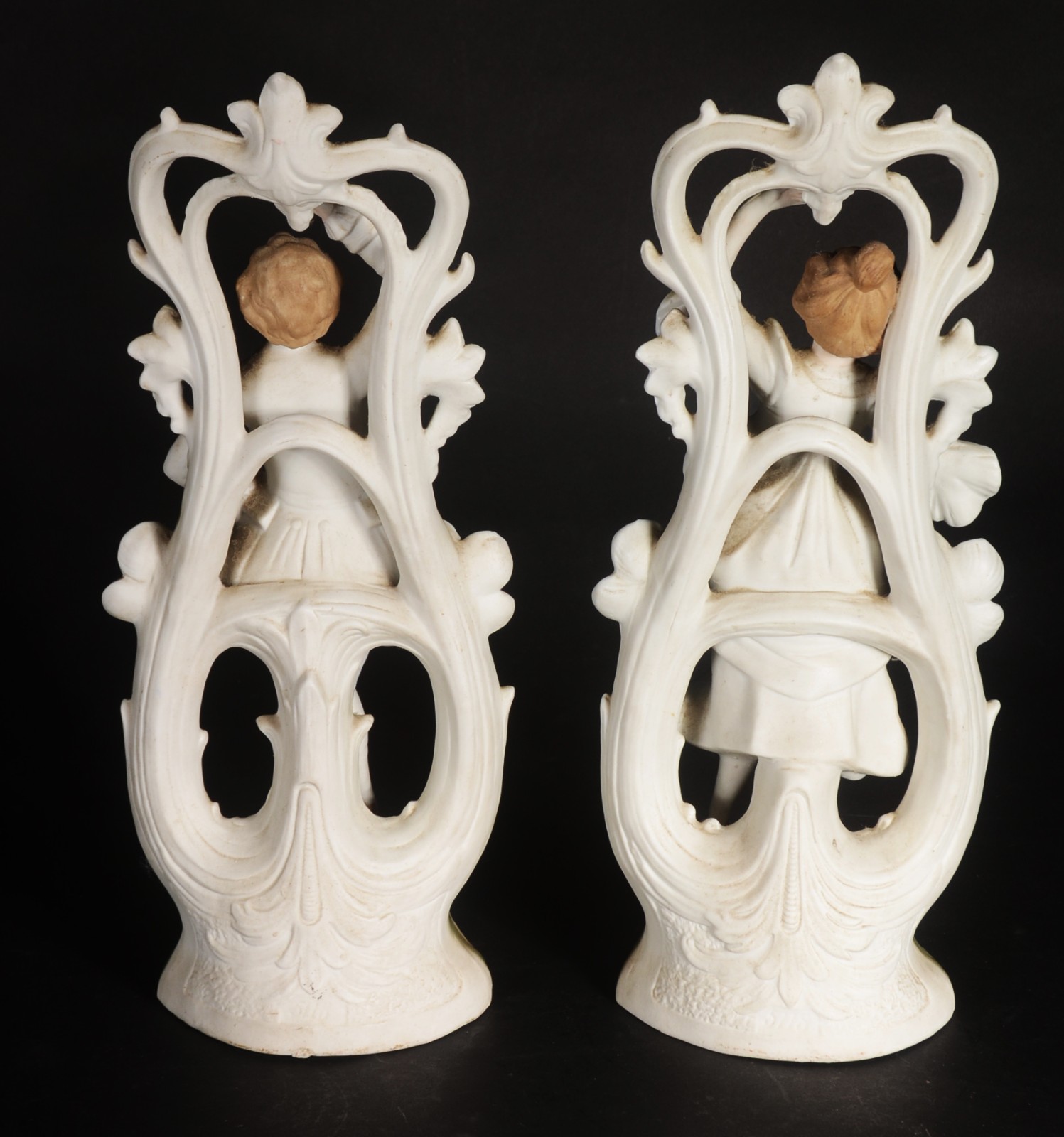 Par de esculturas de porcelana policromada com figuras de casal de... - foto 5 de 6
