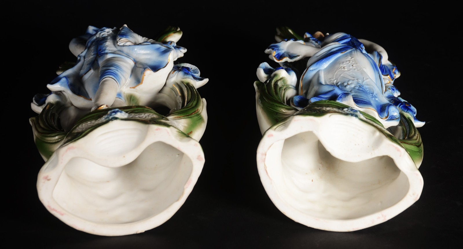 Par de esculturas de porcelana policromada com figuras de casal de... - foto 6 de 6
