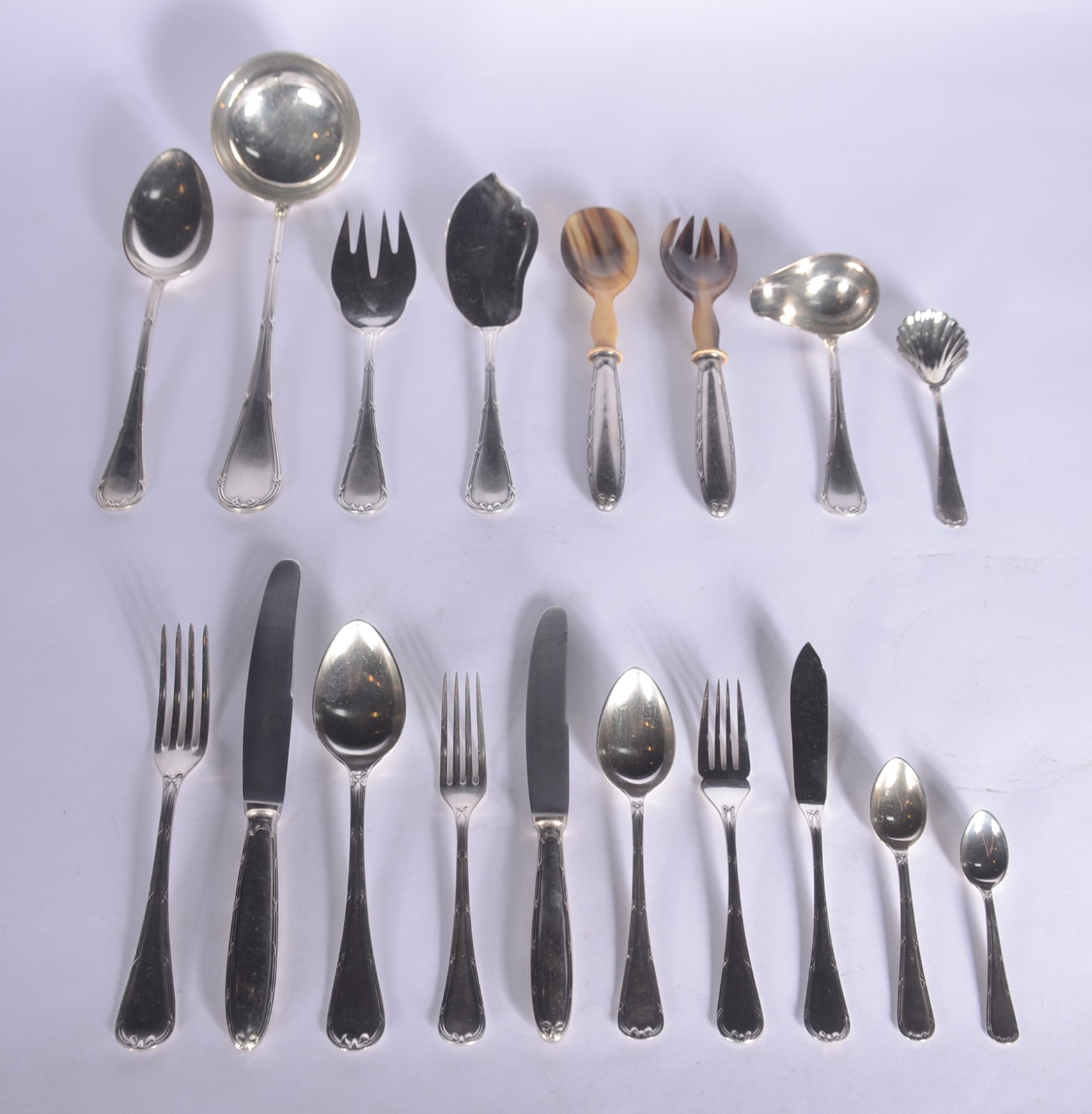 Faqueiro de prata Vix 90, composto de: 12 facas, 12 garfos, 12... - foto 4 de 10