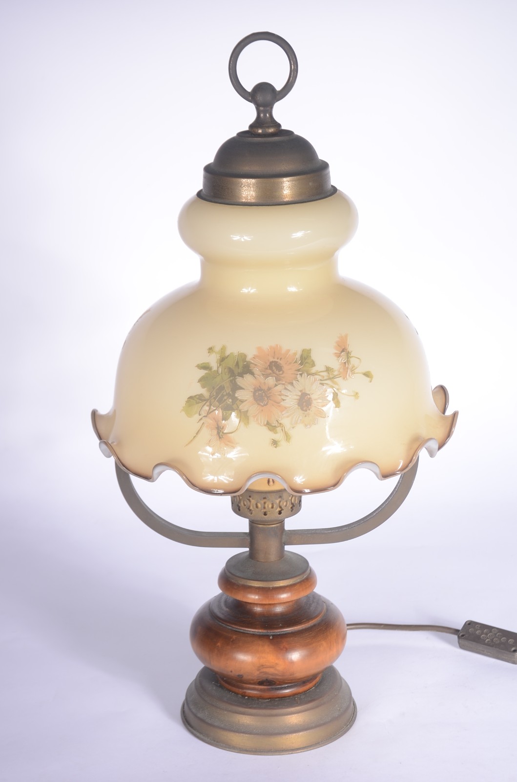 Luminária com base de madeira com cúpula de vidro opalinado. - foto 1 de 5