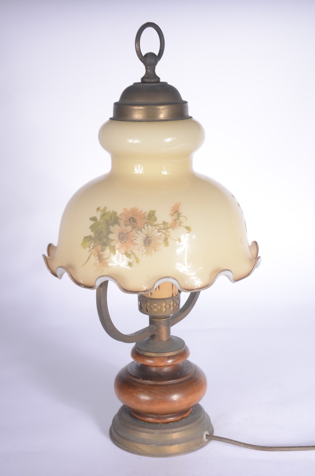 Luminária com base de madeira com cúpula de vidro opalinado. - foto 4 de 5