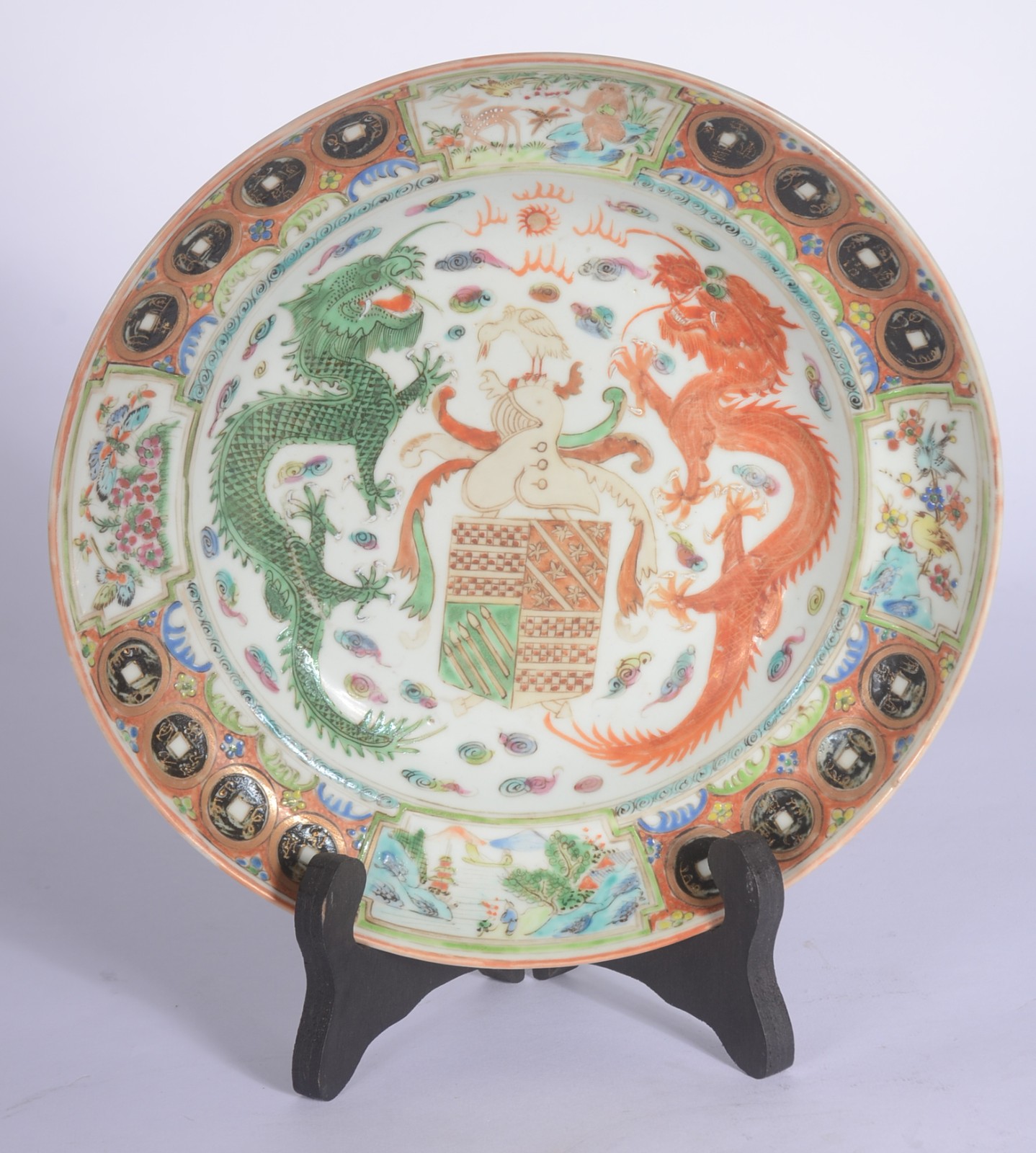 Antigo prato de porcelana chinesa com dragões em policromia. - foto 1 de 5