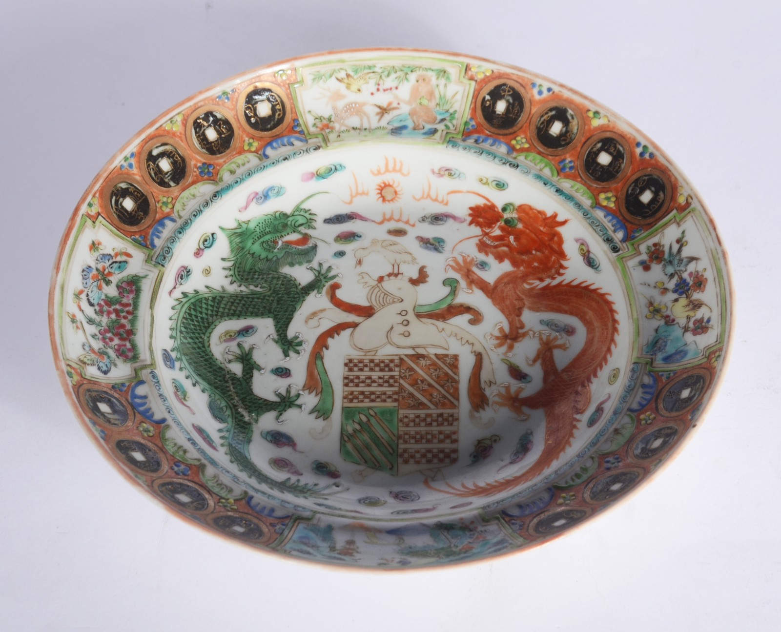 Antigo prato de porcelana chinesa com dragões em policromia. - foto 2 de 5
