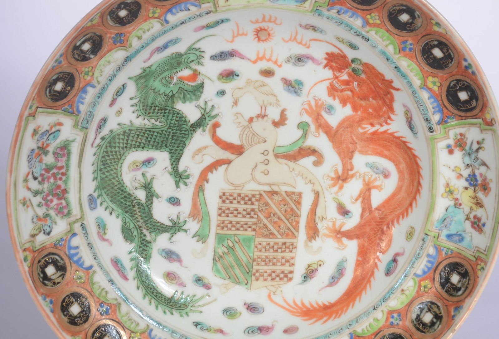 Antigo prato de porcelana chinesa com dragões em policromia. - foto 3 de 5