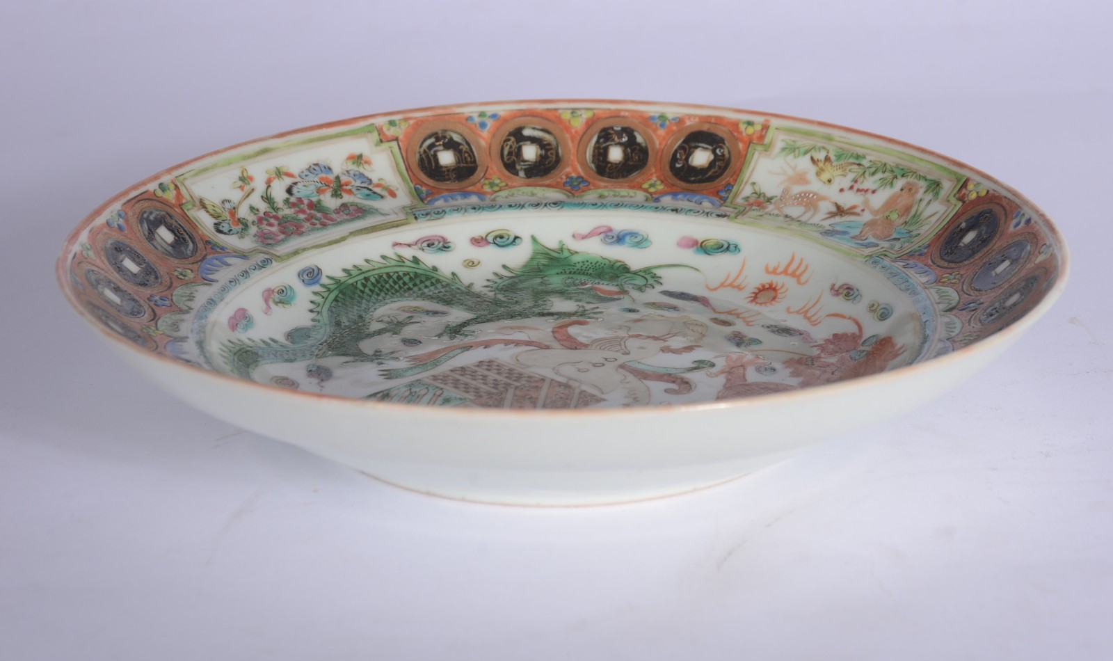 Antigo prato de porcelana chinesa com dragões em policromia. - foto 4 de 5