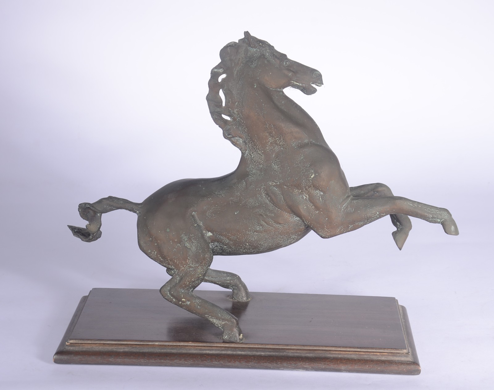 Escultura de bronze representando cavalo, base de madeira. - foto 1 de 7