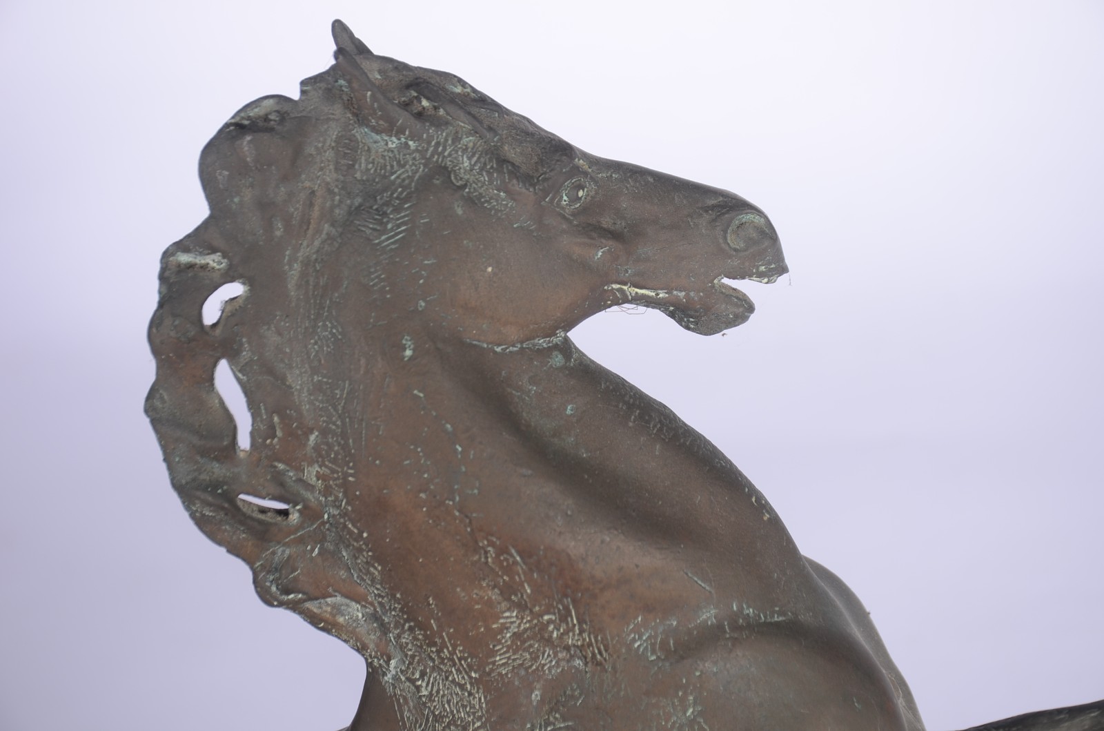 Escultura de bronze representando cavalo, base de madeira. - foto 2 de 7