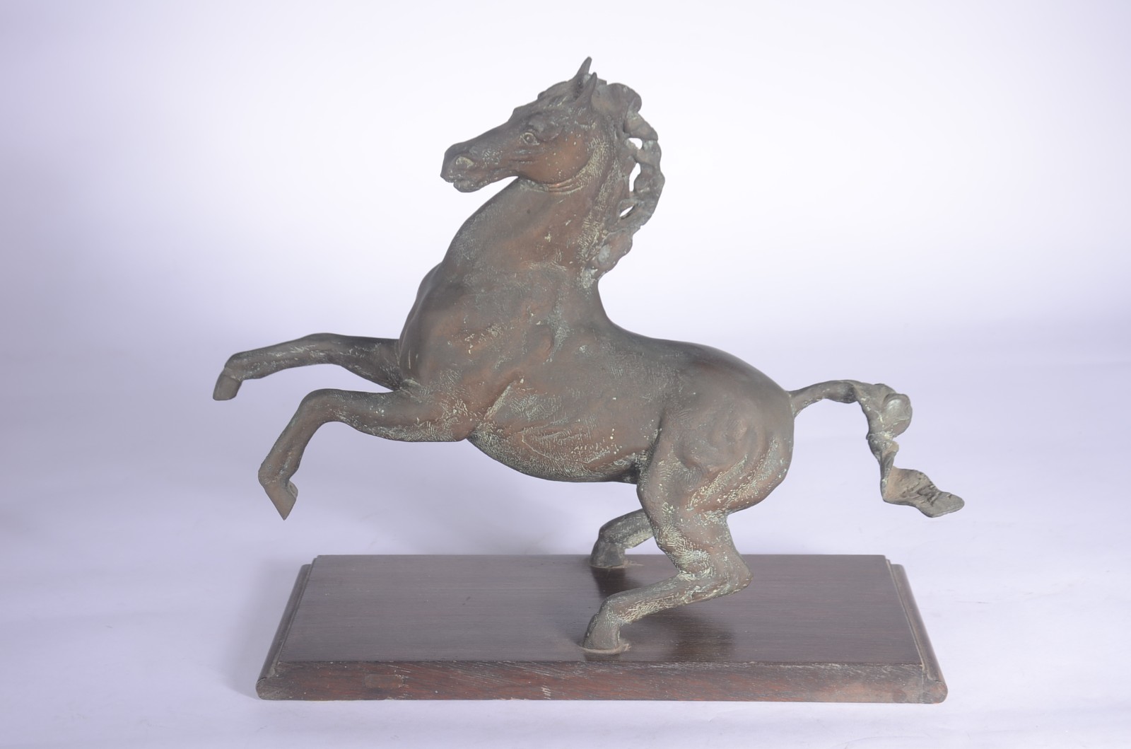 Escultura de bronze representando cavalo, base de madeira. - foto 4 de 7