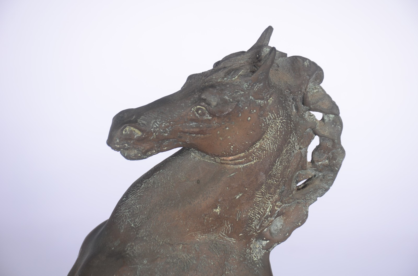 Escultura de bronze representando cavalo, base de madeira. - foto 5 de 7