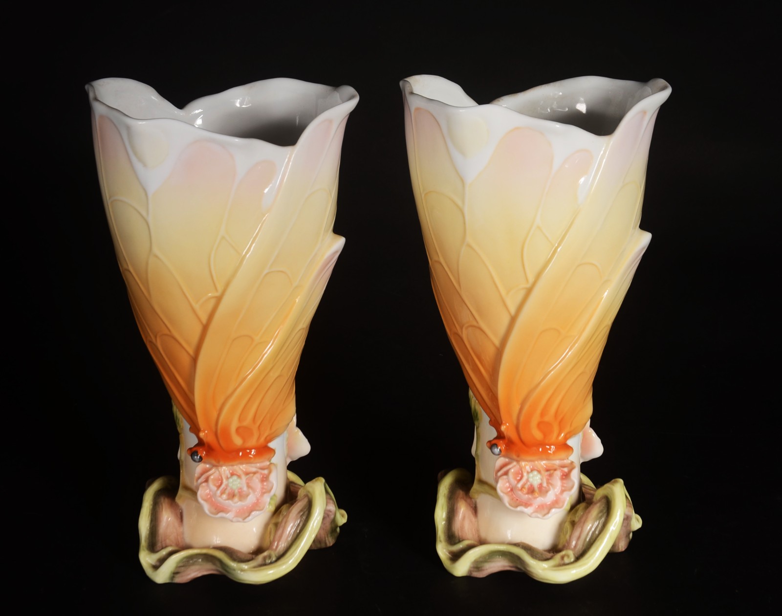 Par de vasos de porcelana, base com flores em relevo. - foto 1 de 7