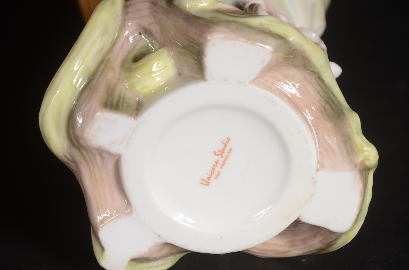 Par de vasos de porcelana, base com flores em relevo. - foto 7 de 7