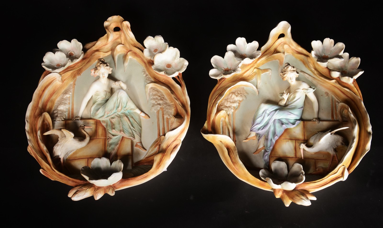 Par de placas de biscuit decoradas com figuras feminina, flores e ave... - foto 1 de 8