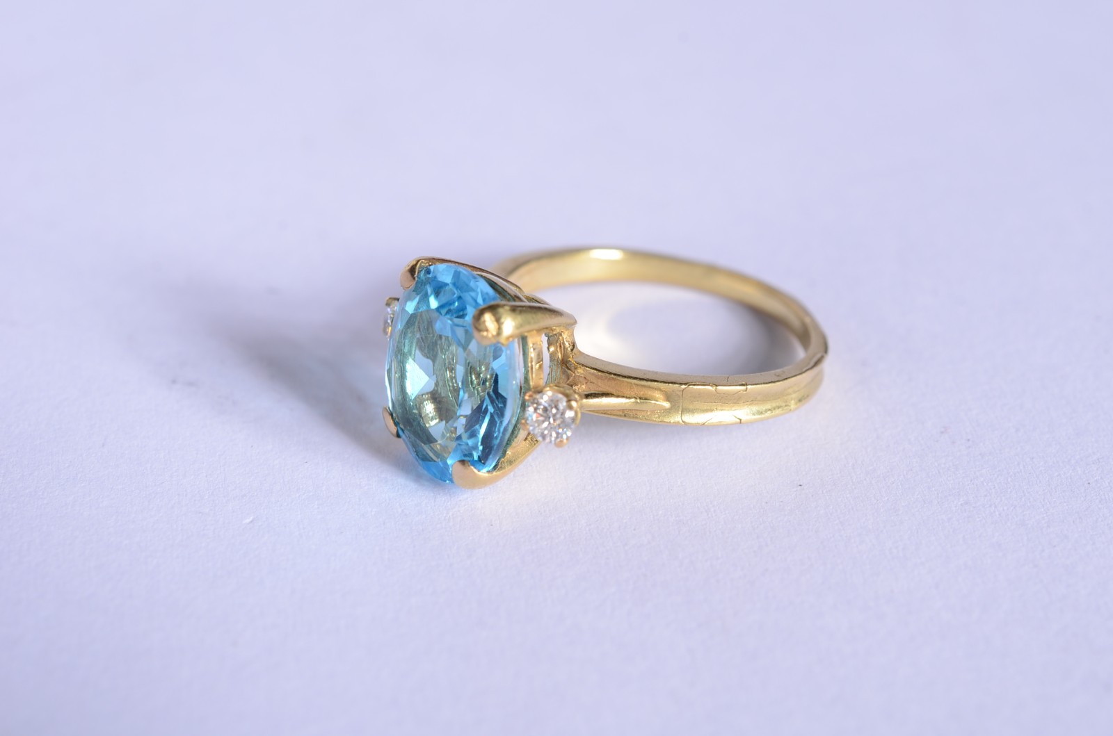 Anel de ouro 18 k., pedras lapidadas topázio azul oval com 2... - foto 1 de 6