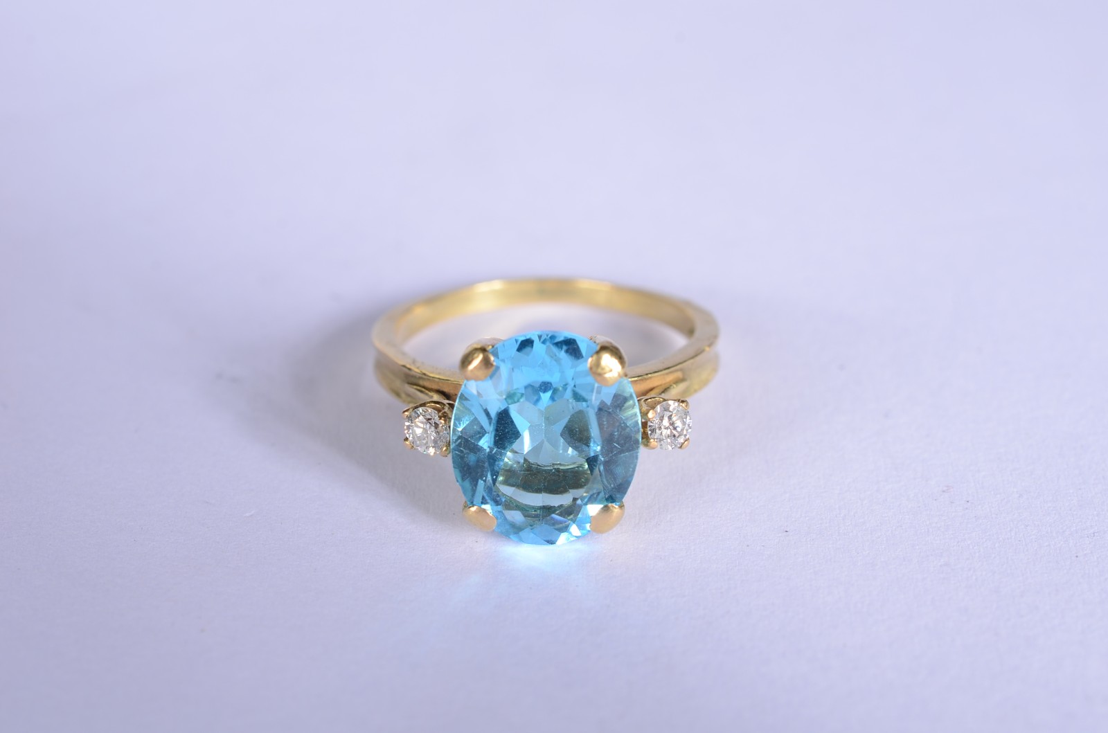 Anel de ouro 18 k., pedras lapidadas topázio azul oval com 2... - foto 2 de 6