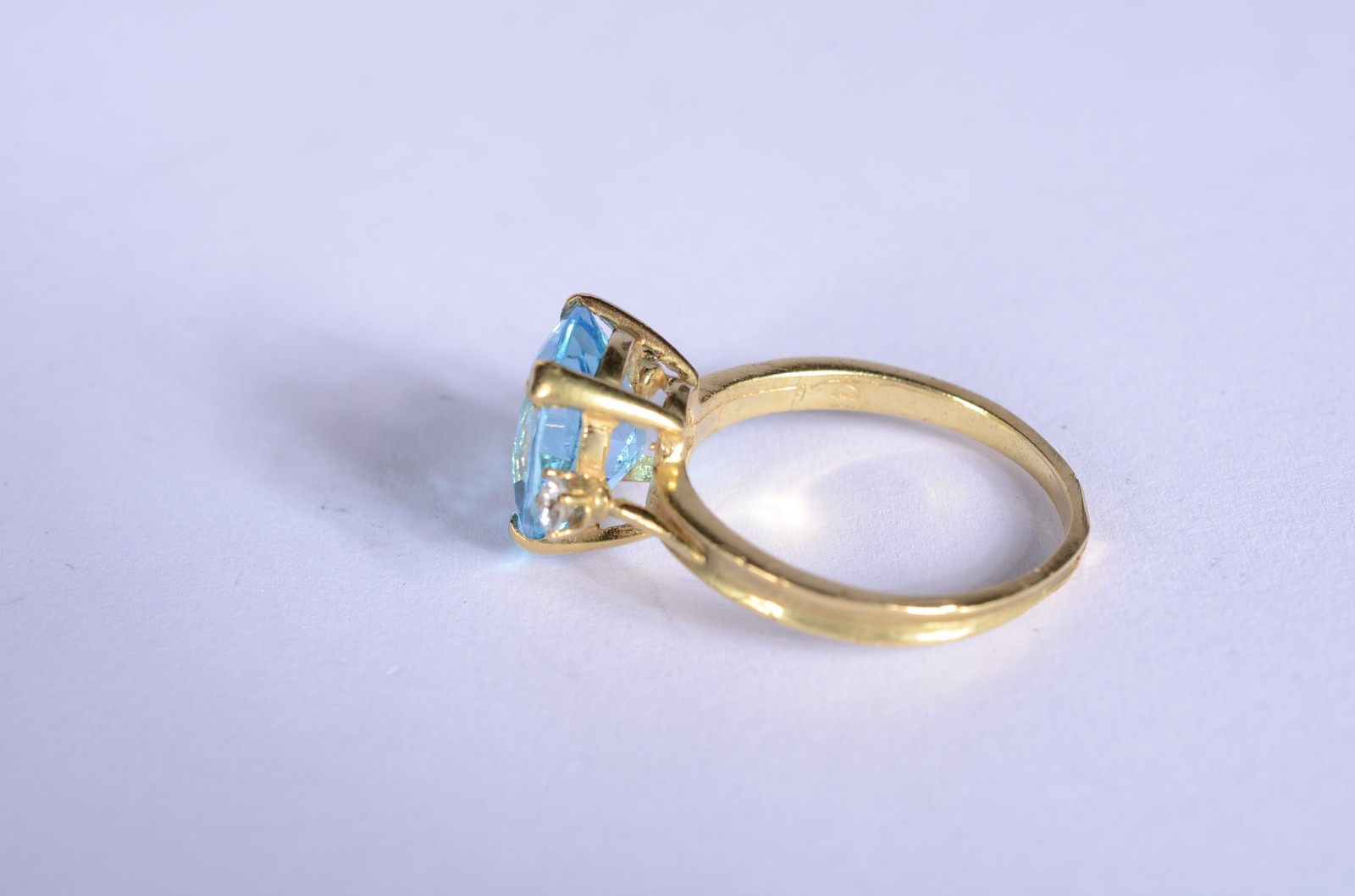 Anel de ouro 18 k., pedras lapidadas topázio azul oval com 2... - foto 3 de 6