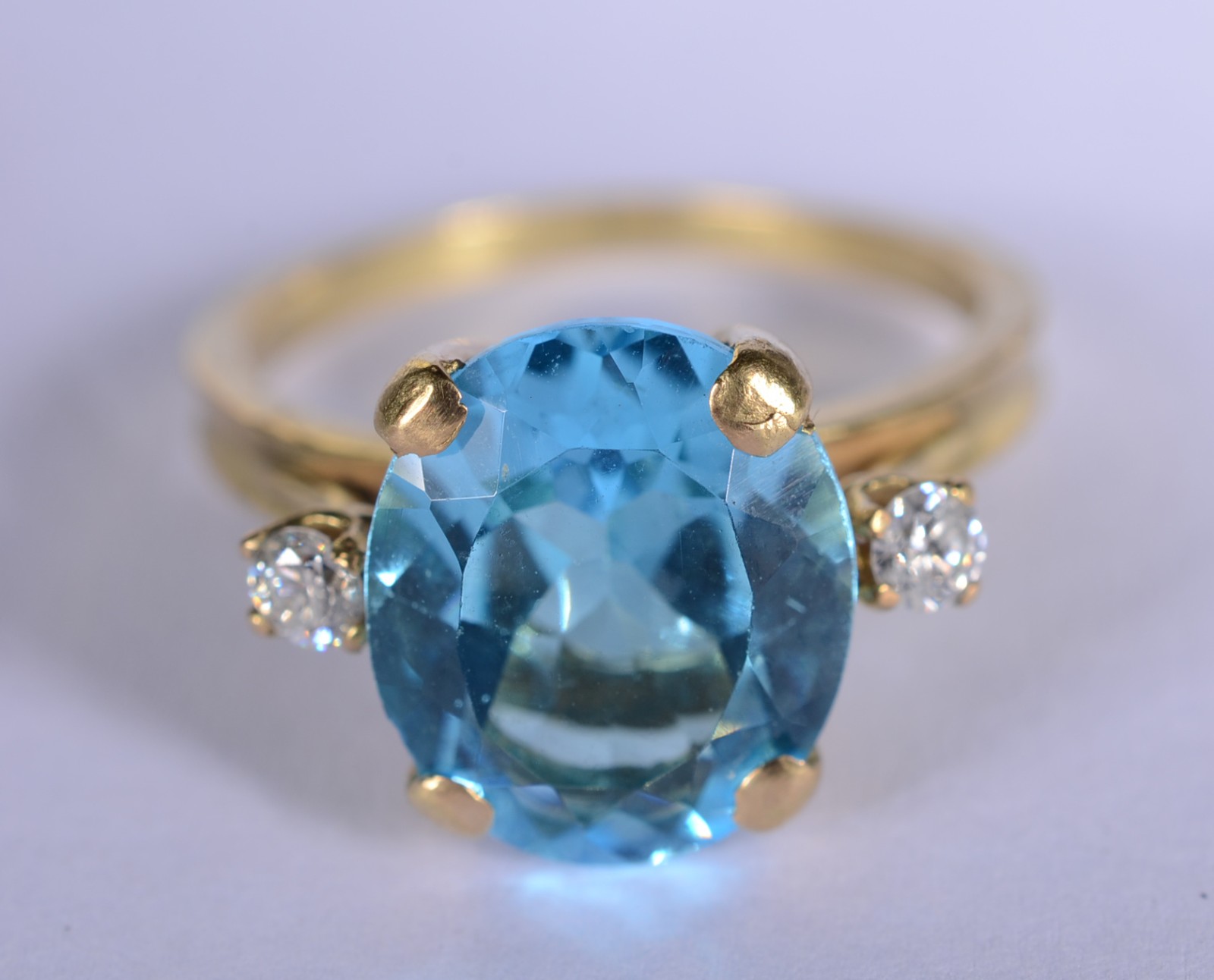 Anel de ouro 18 k., pedras lapidadas topázio azul oval com 2... - foto 4 de 6