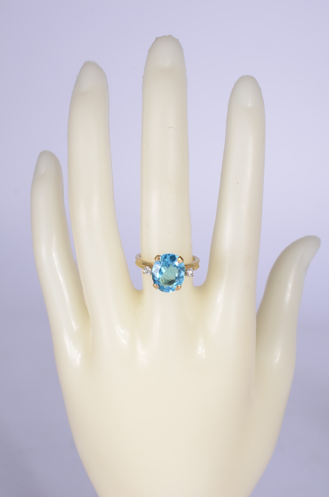 Anel de ouro 18 k., pedras lapidadas topázio azul oval com 2... - foto 5 de 6