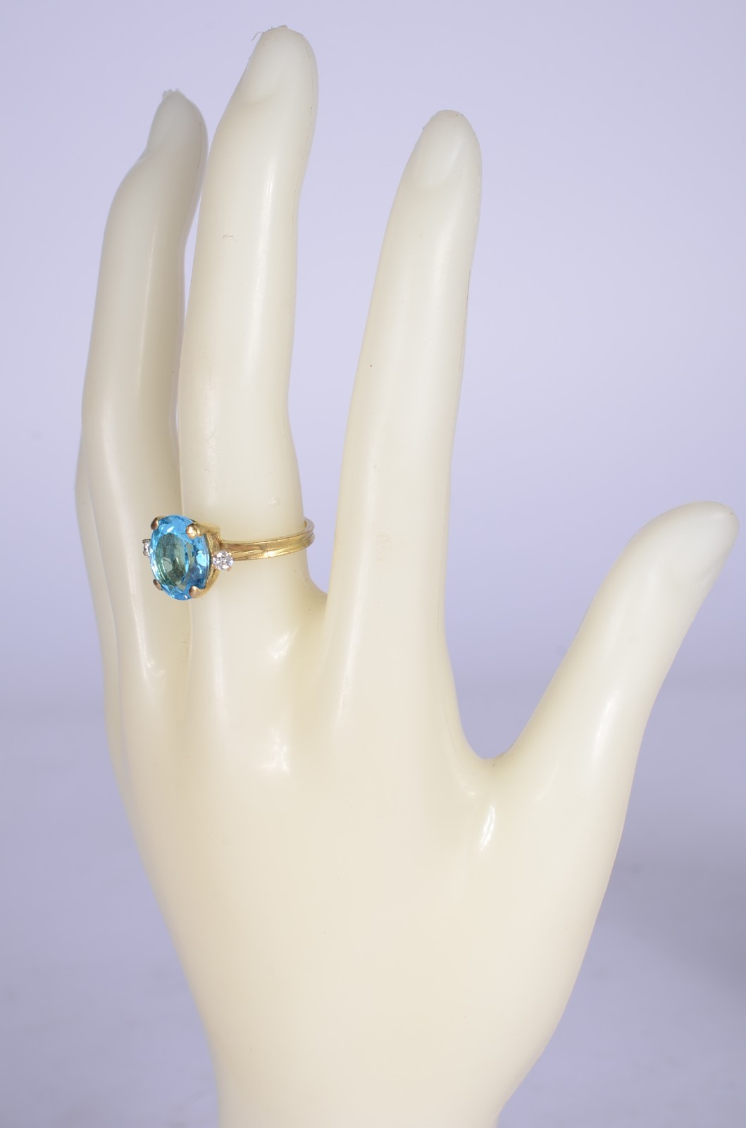 Anel de ouro 18 k., pedras lapidadas topázio azul oval com 2... - foto 6 de 6