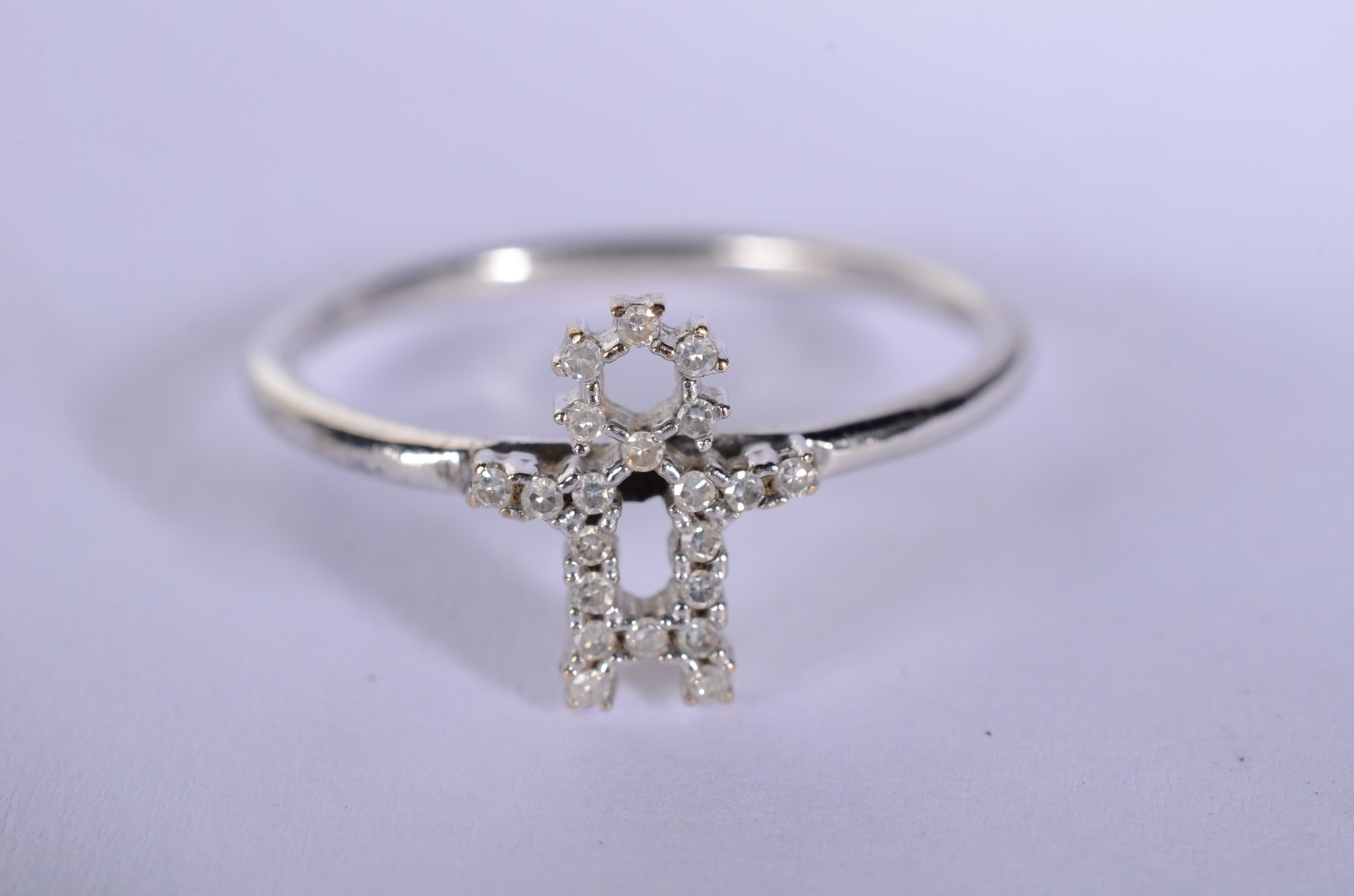 Anel de ouro 18 k., feitio menino cravejado com brilhantes, aro... - foto 1 de 5