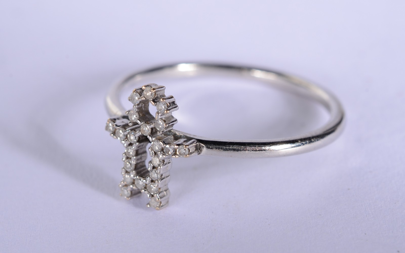 Anel de ouro 18 k., feitio menino cravejado com brilhantes, aro... - foto 2 de 5