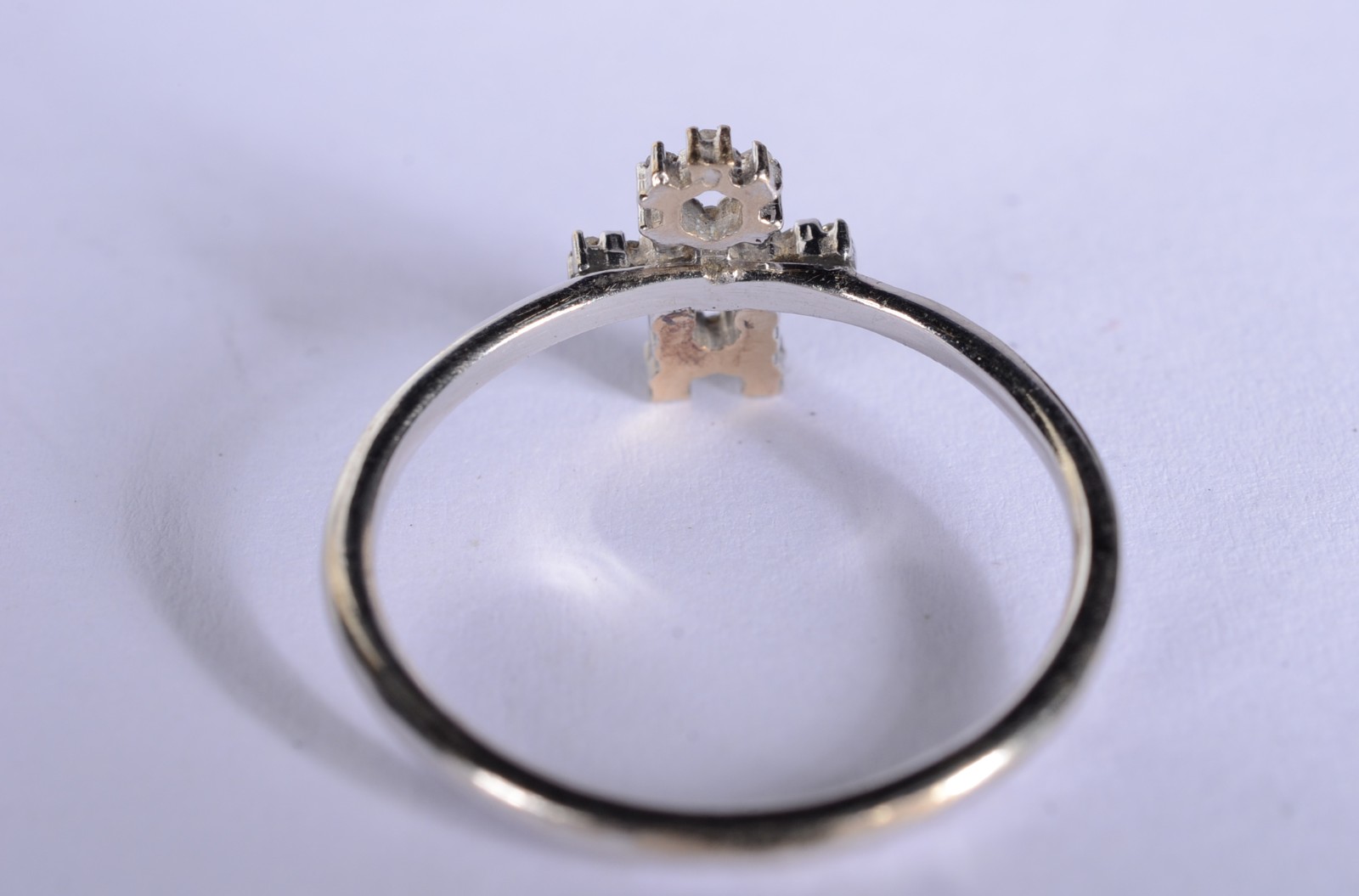 Anel de ouro 18 k., feitio menino cravejado com brilhantes, aro... - foto 3 de 5