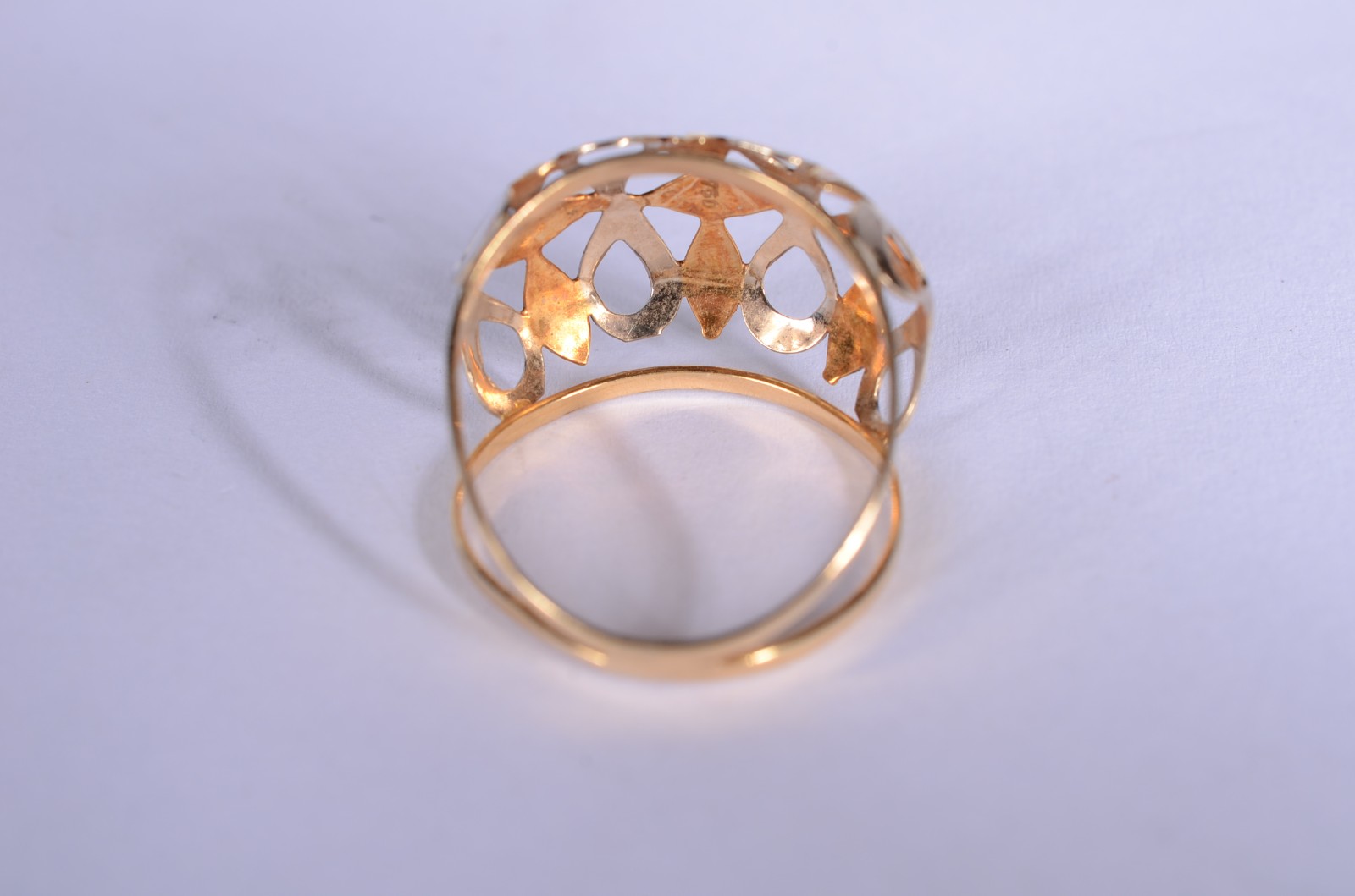 Anel de ouro 18 k., contraste 750 mls com desenhos geométricas e... - foto 4 de 6