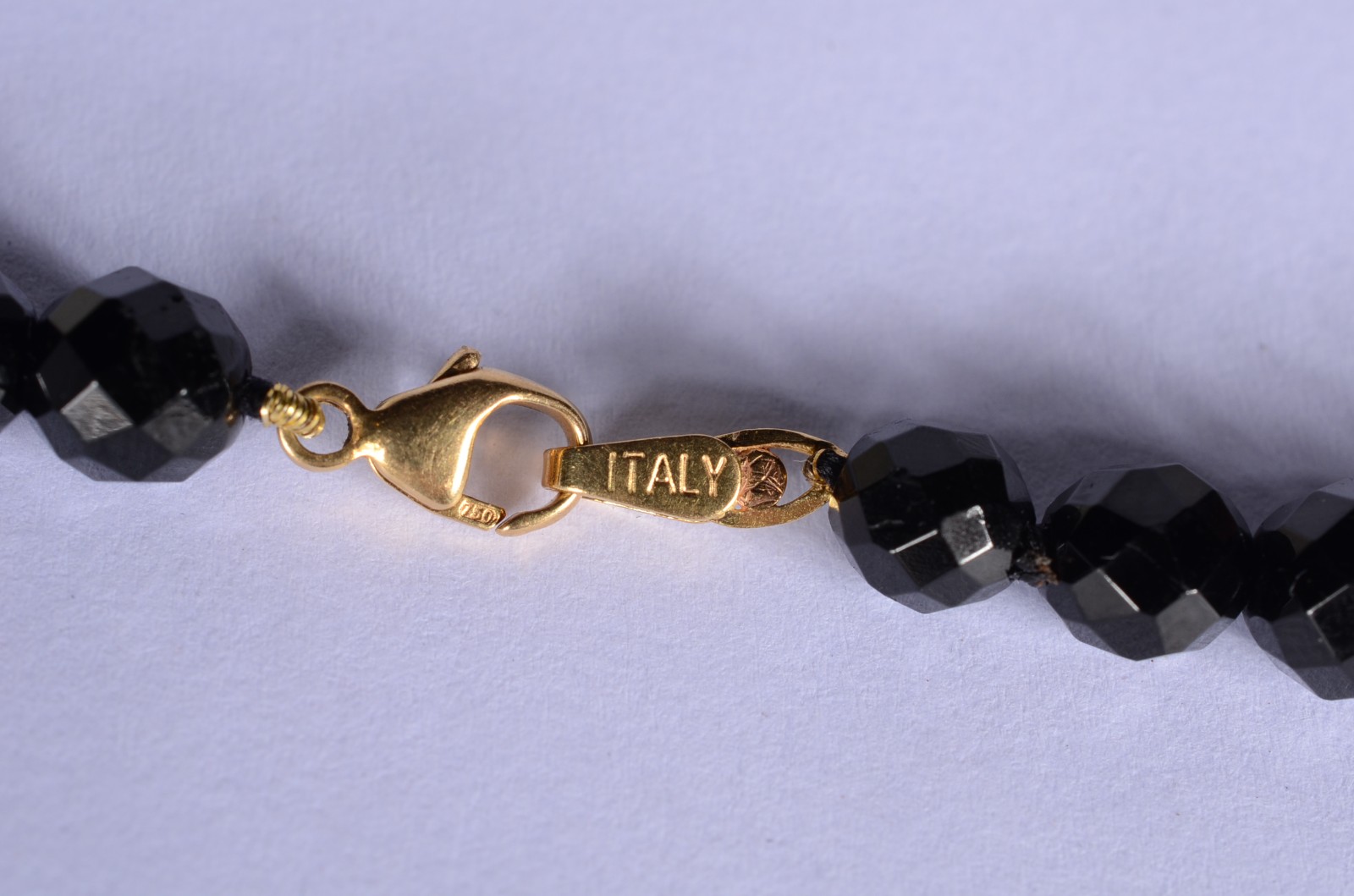 Colar com fecho mosquetão e complementos de ouro 18 k., contraste 750... - foto 4 de 6