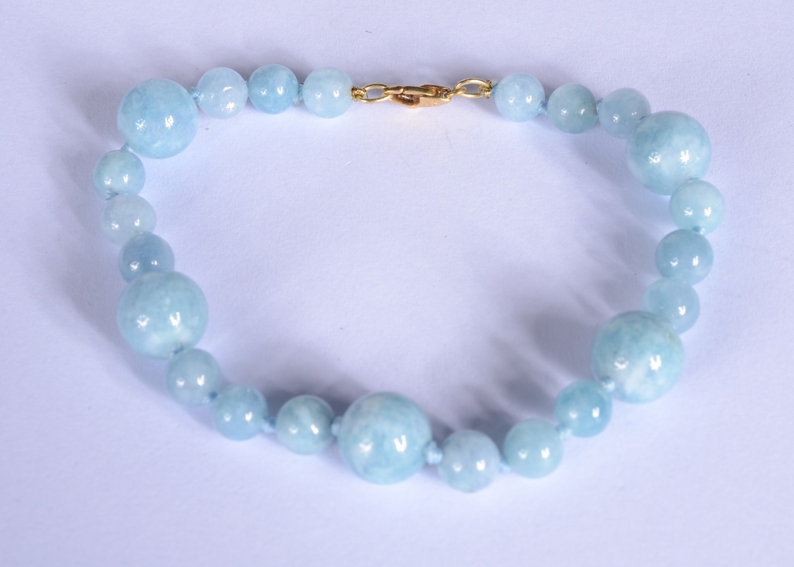 Pulseira com fecho mosquetão e complementos de ouro 18 k. (Por... - foto 1 de 5