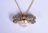 Colar com pendente feitio abelha de ouro 18 k.,... - Colar com pendente feitio abelha de ouro 18 k., malha grumet.  (Por motivos de segurança a peça não se encontra na loja).