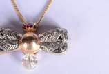 Colar com pendente feitio abelha de ouro 18 k.,... - Colar com pendente feitio abelha de ouro 18 k., malha grumet.  (Por motivos de segurança a peça não se encontra na loja).