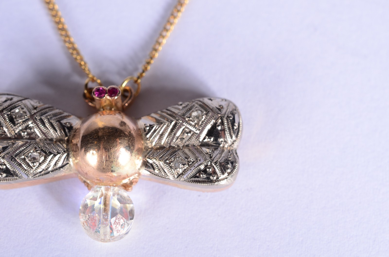 Colar com pendente feitio abelha de ouro 18 k., malha grumet. (Por... - foto 4 de 6