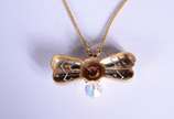 Colar com pendente feitio abelha de ouro 18 k.,... - Colar com pendente feitio abelha de ouro 18 k., malha grumet.  (Por motivos de segurança a peça não se encontra na loja).