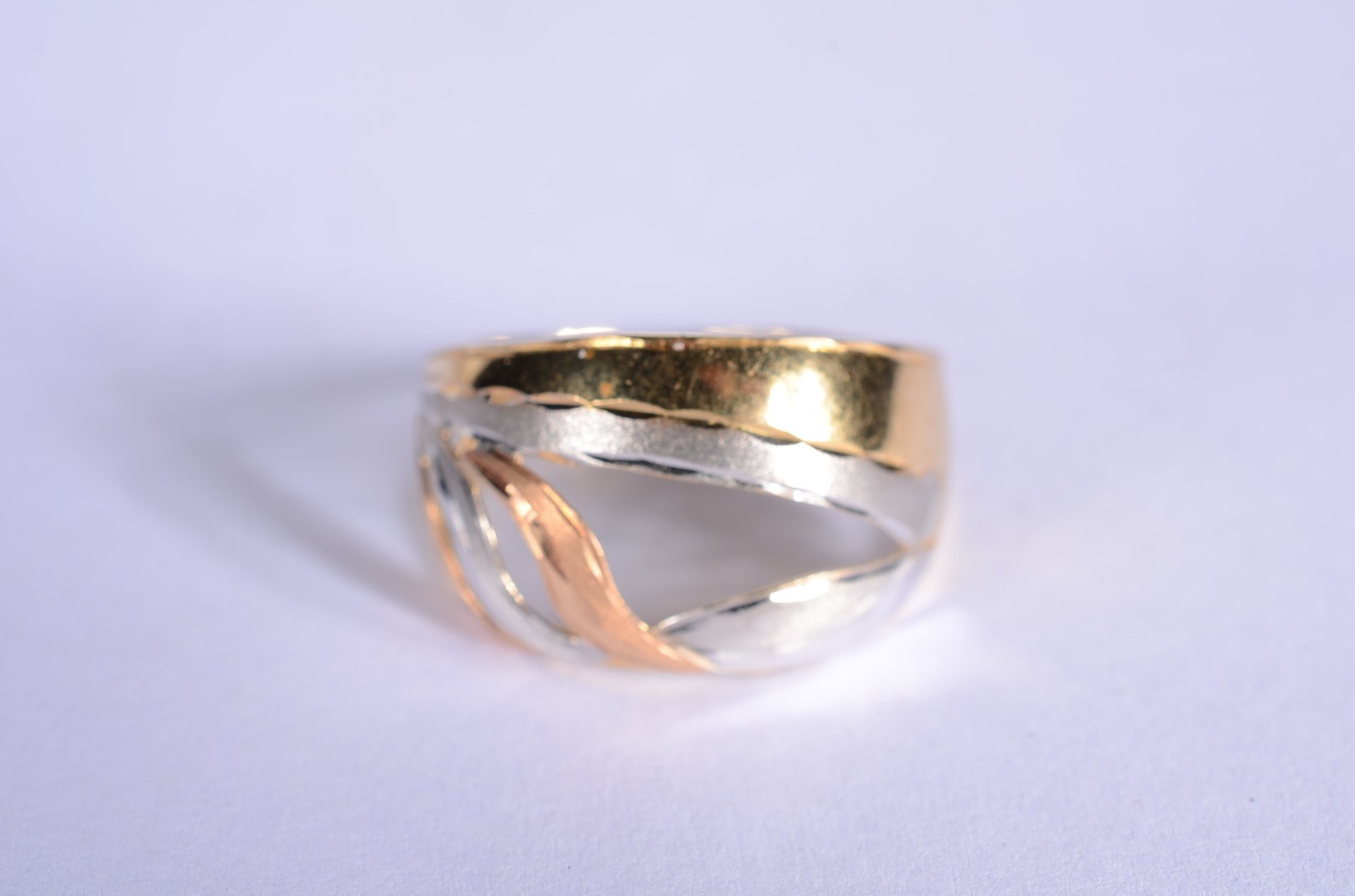Anel de ouro 18 k., branco e rose contraste 750 mls com vazados... - foto 1 de 6